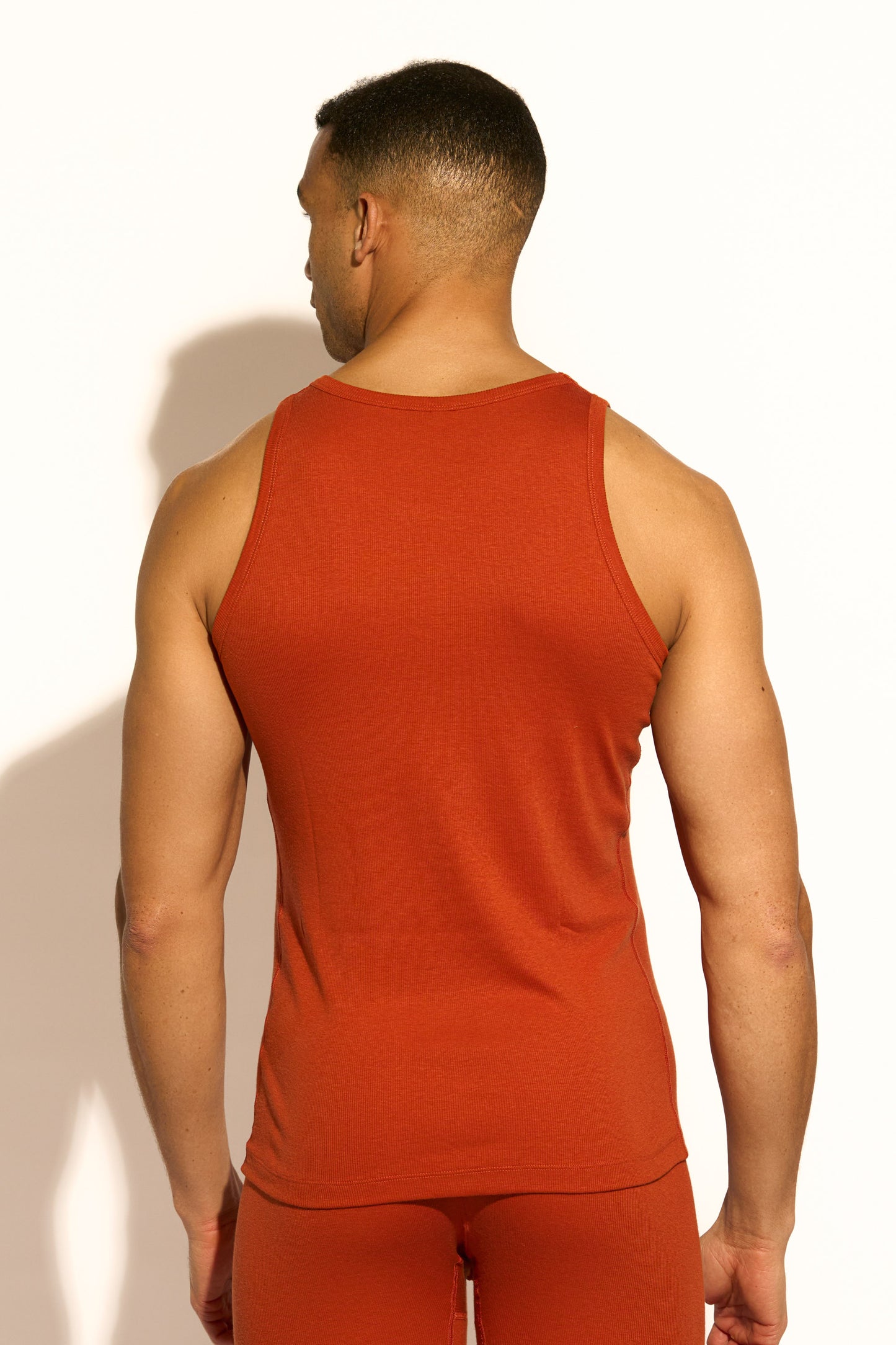 ESSENTIAL TANK TOP REGULAR FIT - CINNAMON