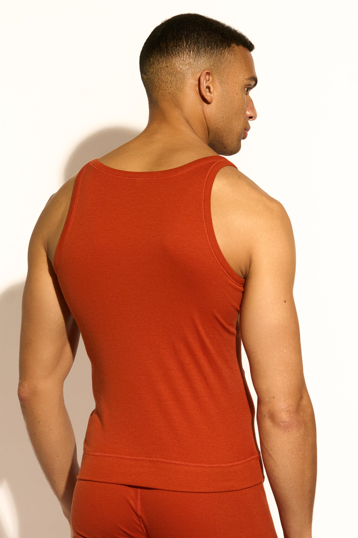 ESSENTIAL TANK TOP MODERN FIT - CINNAMON