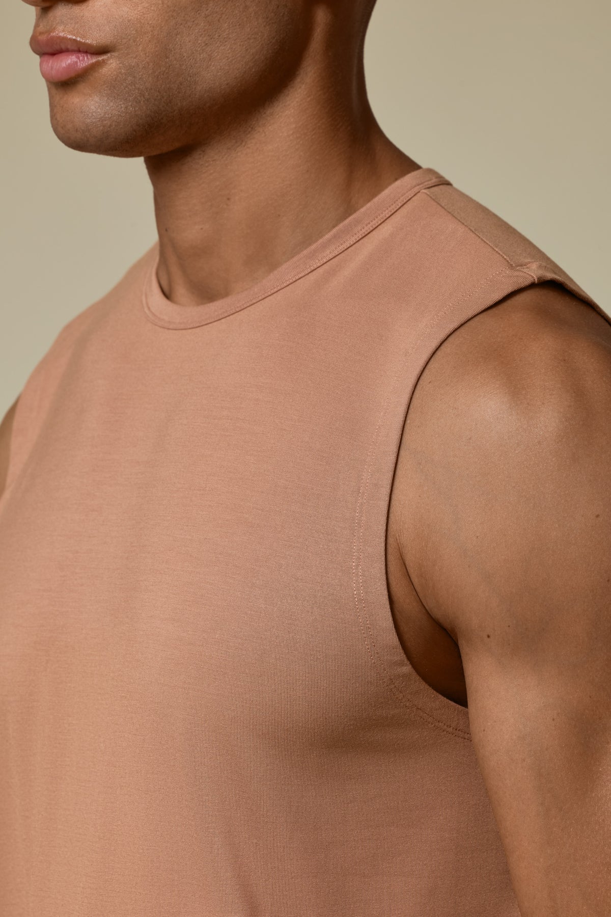 SECOND SKIN NO-SLEEVE SHIRT - MOCHA