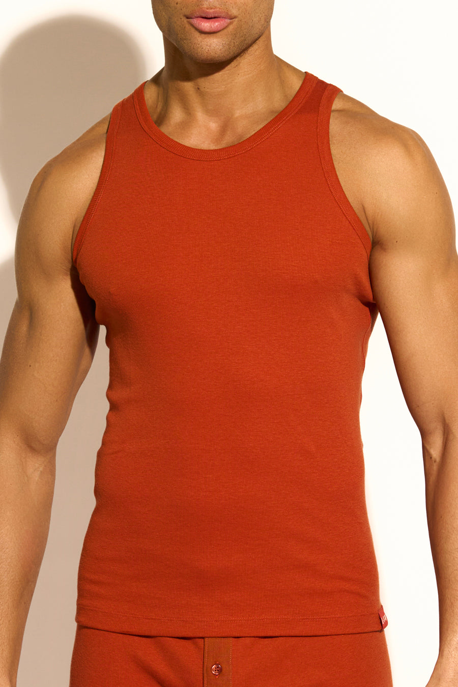 ESSENTIAL TANK TOP REGULAR FIT - CINNAMON