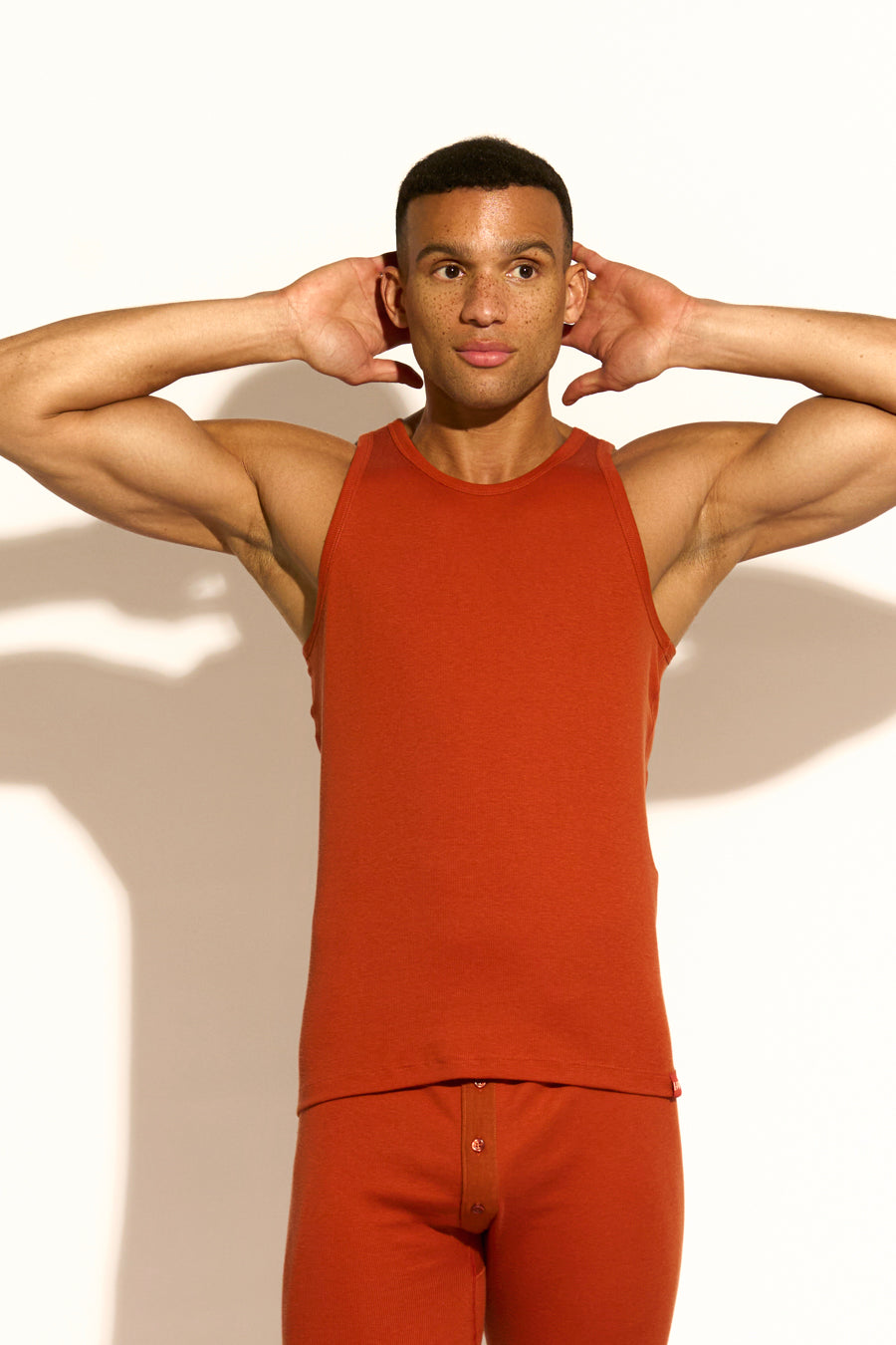 ESSENTIAL TANK TOP REGULAR FIT - CINNAMON