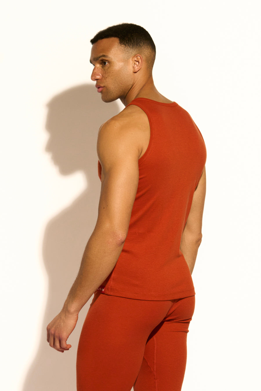 ESSENTIAL TANK TOP REGULAR FIT - CINNAMON