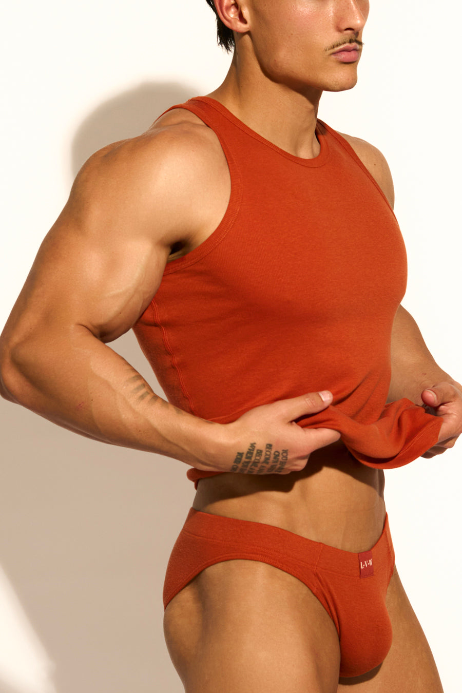 ESSENTIAL TANK TOP REGULAR FIT - CINNAMON