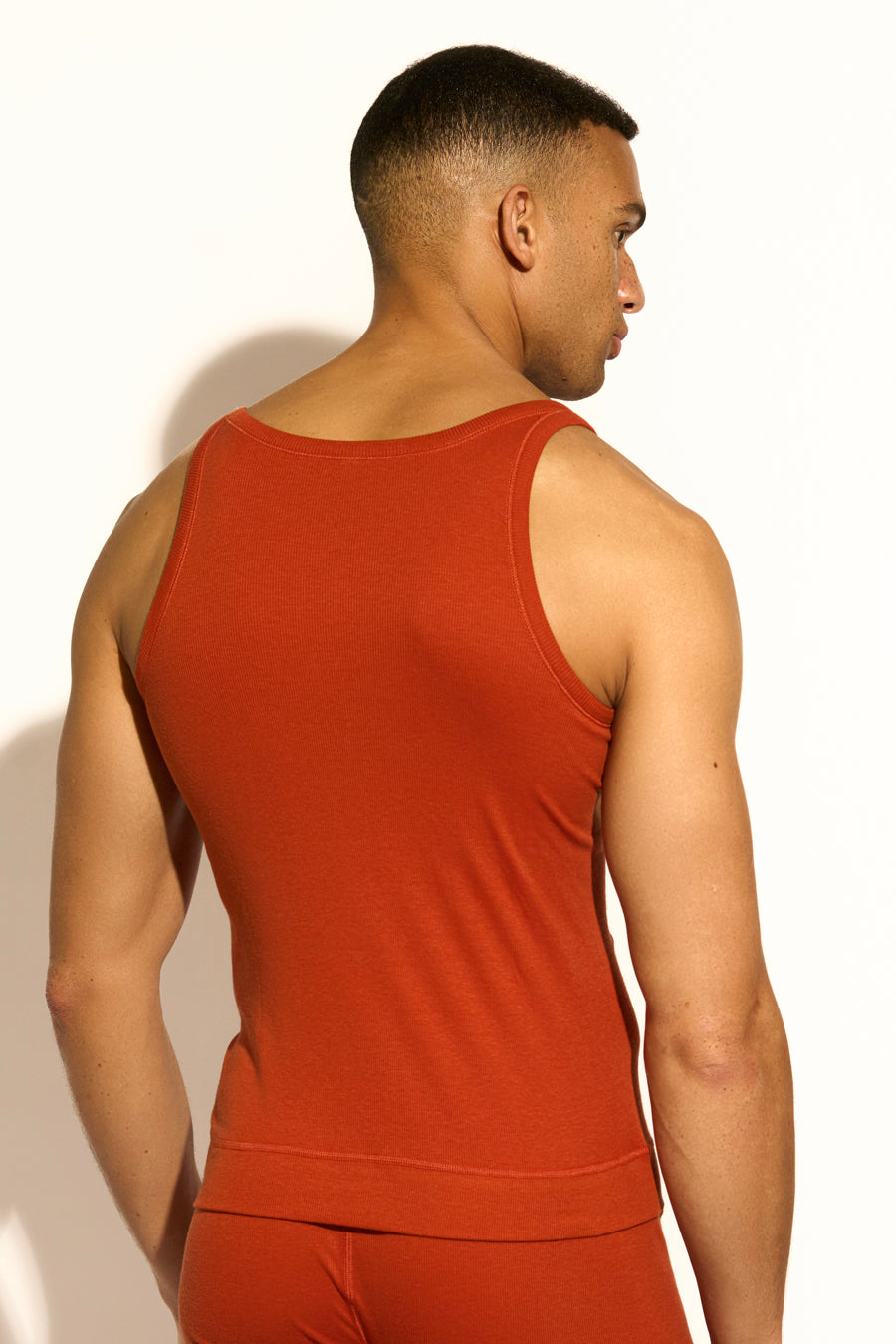 ESSENTIAL TANK TOP MODERN FIT - CINNAMON